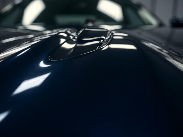 コンクールプレパレーションで鏡面仕上げされた高級車のボンネットのクローズアップ